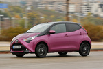 Toyota Aygo 70 x-cite Turismo x-magenta bi-tono Exterior Lateral-Frontal 5 puertas
