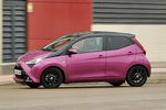 Toyota Aygo 70 x-cite Turismo x-magenta bi-tono Exterior Lateral-Frontal 5 puertas