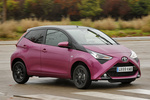 Toyota Aygo 70 x-cite Turismo x-magenta bi-tono Exterior Lateral-Frontal 5 puertas