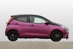 Toyota Aygo 70 x-cite Turismo x-magenta bi-tono Exterior Lateral 5 puertas