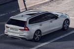Volvo V60 T6 AWD R-Design Turismo familiar Crystal White Metallic  Exterior Posterior-Lateral-Cenital 5 puertas