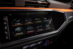 Audi Q3 45 TFSI quattro S tronic S line (con S line interior y Alc&aacute;ntara naranja) Todo terreno Interior Pantalla del sistema multimedia 5 puertas
