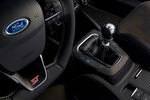 Ford Focus  5p ST 2.3 EcoBoost 206 kW (280 CV)  5p ST Turismo Interior Palanca de Cambios 5 puertas