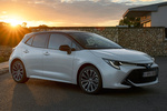 Toyota Corolla hybrid 125H Feel! Turismo Bi-tono Blanco Perlado Exterior Frontal-Lateral 5 puertas
