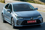 Toyota Corolla hybrid Sedan 125H Sedan Advance Turismo Gris Celestite Exterior Frontal-Lateral 4 puertas