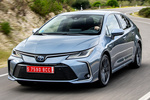 Toyota Corolla hybrid Sedan 125H Sedan Advance Turismo Gris Celestite Exterior Frontal-Lateral 4 puertas