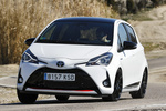 Toyota Yaris 100H GR Sport Turismo Blanco / Negro Exterior Frontal-Lateral 5 puertas