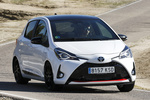 Toyota Yaris 100H GR Sport Turismo Blanco / Negro Exterior Frontal-Lateral 5 puertas