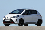 Toyota Yaris 100H GR Sport Turismo Blanco / Negro Exterior Lateral-Frontal 5 puertas