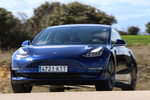 Tesla Model 3 AWD Bater&iacute;a de gran autonom&iacute;a Sesi&oacute;n fotogr&aacute;fica (marzo 2019) Turismo Azul oscuro metalizado Exterior Frontal-Lateral 4 puertas