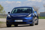 Tesla Model 3 AWD Bater&iacute;a de gran autonom&iacute;a Sesi&oacute;n fotogr&aacute;fica (marzo 2019) Turismo Azul oscuro metalizado Exterior Frontal-Lateral 4 puertas
