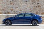Tesla Model 3 AWD Bater&iacute;a de gran autonom&iacute;a Sesi&oacute;n fotogr&aacute;fica (marzo 2019) Turismo Azul oscuro metalizado Exterior Lateral 4 puertas