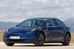 Tesla Model 3 AWD Bater&iacute;a de gran autonom&iacute;a Sesi&oacute;n fotogr&aacute;fica (marzo 2019) Turismo Azul oscuro metalizado Exterior Frontal-Lateral 4 puertas