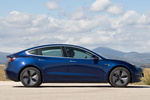 Tesla Model 3 AWD Bater&iacute;a de gran autonom&iacute;a Sesi&oacute;n fotogr&aacute;fica (marzo 2019) Turismo Azul oscuro metalizado Exterior Lateral 4 puertas