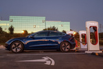 Tesla Model 3 AWD Bater&iacute;a de gran autonom&iacute;a Sesi&oacute;n fotogr&aacute;fica (marzo 2019) Turismo Azul oscuro metalizado Exterior Lateral 4 puertas