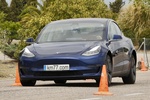 Tesla Model 3 AWD Bater&iacute;a de gran autonom&iacute;a Maniobra de esquiva (moose test) y eslalon (mayo 2019) Turismo Azul oscuro metalizado Exterior Maniobra de Esquiva 4 puertas
