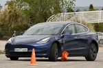 Tesla Model 3 AWD Bater&iacute;a de gran autonom&iacute;a Maniobra de esquiva (moose test) y eslalon (mayo 2019) Turismo Azul oscuro metalizado Exterior Maniobra de Esquiva 4 puertas