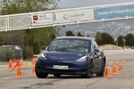 Tesla Model 3 AWD Bater&iacute;a de gran autonom&iacute;a Maniobra de esquiva (moose test) y eslalon (mayo 2019) Turismo Azul oscuro metalizado Exterior Maniobra de Esquiva 4 puertas
