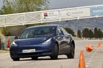 Tesla Model 3 AWD Bater&iacute;a de gran autonom&iacute;a Maniobra de esquiva (moose test) y eslalon (mayo 2019) Turismo Azul oscuro metalizado Exterior Delantera 4 puertas