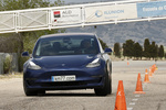 Tesla Model 3 AWD Bater&iacute;a de gran autonom&iacute;a Maniobra de esquiva (moose test) y eslalon (mayo 2019) Turismo Azul oscuro metalizado Exterior Delantera 4 puertas