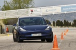 Tesla Model 3 AWD Bater&iacute;a de gran autonom&iacute;a Maniobra de esquiva (moose test) y eslalon (mayo 2019) Turismo Azul oscuro metalizado Exterior Delantera 4 puertas