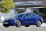 Tesla Model 3 AWD Bater&iacute;a de gran autonom&iacute;a Sesi&oacute;n fotogr&aacute;fica (junio 2019) Turismo Azul oscuro metalizado Exterior Lateral-Frontal 4 puertas