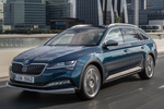 Skoda Superb Scout Combi Scout Turismo familiar Azul Lava Metalizado Exterior Frontal-Lateral 5 puertas