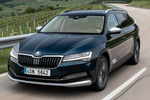 Skoda Superb Scout Combi Scout Turismo familiar Azul Lava Metalizado Exterior Frontal-Lateral 5 puertas