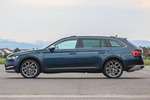 Skoda Superb Scout Combi Scout Turismo familiar Azul Lava Metalizado Exterior Lateral 5 puertas