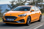 Ford Focus  5p ST 2.3 EcoBoost 206 kW (280 CV)  5p ST Turismo Naranja Fuego Exterior Frontal-Lateral 5 puertas