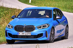 BMW Serie 1 M135i xDrive M135i Turismo Azul Misano metalizado Exterior Frontal-Lateral 5 puertas