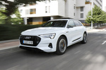 Audi e-tron 55 quattro Sport con paquete estilo negro Todo terreno Blanco Glaciar metalizado Exterior Frontal-Lateral 5 puertas