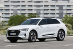 Audi e-tron 55 quattro Sport con paquete estilo negro Todo terreno Blanco Glaciar metalizado Exterior Frontal-Lateral 5 puertas