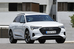 Audi e-tron 55 quattro Sport con paquete estilo negro Todo terreno Blanco Glaciar metalizado Exterior Frontal-Lateral 5 puertas