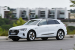 Audi e-tron 55 quattro Sport con paquete estilo negro Todo terreno Blanco Glaciar metalizado Exterior Lateral 5 puertas
