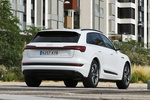 Audi e-tron 55 quattro Sport con paquete estilo negro Todo terreno Blanco Glaciar metalizado Exterior Posterior-Lateral 5 puertas