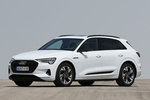 Audi e-tron 55 quattro Sport con paquete estilo negro Todo terreno Blanco Glaciar metalizado Exterior Frontal-Lateral 5 puertas