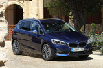 BMW Serie 2 218i DCT Active Tourer Active Tourer Sport con L&iacute;nea Cromada exterior Monovolumen Mediterranblau Exterior Lateral-Frontal 5 puertas
