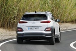 Hyundai Kona El&eacute;ctrico 150 kW (204 CV) Style 64 kWh El&eacute;ctrico Style Todo terreno Chalk White / Phantom Black Exterior Posterior-Lateral 5 puertas