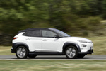 Hyundai Kona El&eacute;ctrico 150 kW (204 CV) Style 64 kWh El&eacute;ctrico Style Todo terreno Chalk White / Phantom Black Exterior Lateral-Frontal 5 puertas