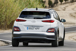 Hyundai Kona El&eacute;ctrico 150 kW (204 CV) Style 64 kWh El&eacute;ctrico Style Todo terreno Chalk White / Phantom Black Exterior Posterior-Lateral 5 puertas