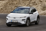 Hyundai Kona El&eacute;ctrico 150 kW (204 CV) Style 64 kWh El&eacute;ctrico Style Todo terreno Chalk White / Phantom Black Exterior Frontal-Lateral 5 puertas