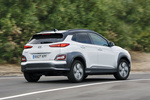 Hyundai Kona El&eacute;ctrico 150 kW (204 CV) Style 64 kWh El&eacute;ctrico Style Todo terreno Chalk White / Phantom Black Exterior Posterior-Lateral 5 puertas