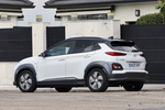 Hyundai Kona El&eacute;ctrico 150 kW (204 CV) Style 64 kWh El&eacute;ctrico Style Todo terreno Chalk White / Phantom Black Exterior Lateral-Posterior 5 puertas