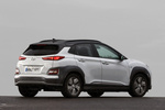 Hyundai Kona El&eacute;ctrico 150 kW (204 CV) Style 64 kWh El&eacute;ctrico Style Todo terreno Chalk White / Phantom Black Exterior Posterior-Lateral 5 puertas