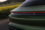 Porsche Taycan Turbo S Turbo S con llantas Exclusive Design Carbono Turismo Verde Mamba Metalizado Exterior Emblema marca 4 puertas