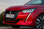 Peugeot 208 Puretech 100 Allure Turismo Elixir Red Exterior Parrilla 5 puertas