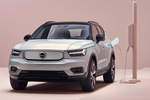 Volvo XC40 P8 AWD Recharge Recharge Todo terreno Gris Plata Glaciar Exterior Lateral-Frontal 5 puertas