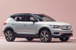 Volvo XC40 P8 AWD Recharge Recharge Todo terreno Gris Plata Glaciar Exterior Lateral-Frontal 5 puertas