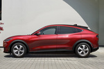 Ford Mustang Mach-E AWD 198 kW (269 CV) Rango Est&aacute;ndar 76 kWh Mach-E AWD Rango Est&aacute;ndar Todo terreno Rojo Rapid Met&aacute;lico Exterior Lateral 5 puertas